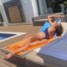 She is also a television presenter. Tvpdiwu49xofmm