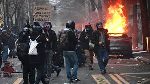 Il a aussi mis en avant des violences lors d'une manifestation similaire en 2014. Vandalisme A Paris Lors D Une Manifestation Contre La Loi Sur La Securite Globale Radio Canada Ca