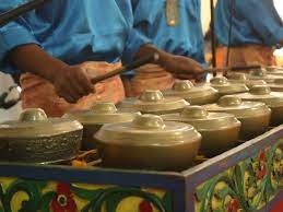 Sedangkan pendapat dari versi lain, talempong merupakan instrumen musik yang berasal dari india, dan dibawa oleh keturunan sultan iskandar zulkarnain ke ranah minang. Talempong Alunan Perkusi Yang Menghidupkan Suasana Indonesia Kaya