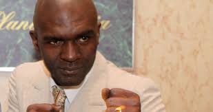 Emilio Buale interpreta a Frank Carrera