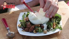 La burrata si fa oggi proprio come cinquant'anni fa, attraverso un metodo di lavorazione rigorosamente artigianale e manuale. Burrata Salad Burrata Cheese Figs And Nuts Saladvincenzo S Plate