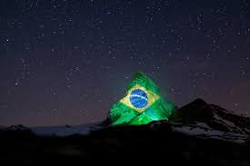 Início o espanhol é a segunda língua mundial mais utilizada na comunicação internacional e o terceiro idioma oficial no campo da política internacional, da economia e da cultura, sendo a língua de aproximadamente 330 milhões de pessoas no mundo. Matterhorn E Iluminada Com Bandeira Do Brasil E De Outros Paises Viagem E Turismo