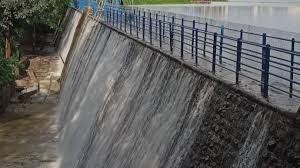 Powai lake overflows as Mumbai receives ...