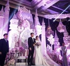 Bukan hanya membuat daerah pesta menjadi mewah, jika dekorasinya bagus, karenanya foto pernikahan bahkan semakin cantik nantinya. Photos Of Fattzura S Stunning Fairytale Wedding Reception Flooded Social Media