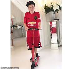 Berlin authorities orchestrated a crackpot scheme to place foster children into the care of known pedophiles, a new report says. Davinia Taylor 42 Prangt Ihr Getonten Korperbau In Einem Winzigen Schwarzen Bikini Nach Dem Wiedersehen Mit Ihrem Sohn Aktuelle Boulevard Nachrichten Und Fotogalerien Zu Stars Sternchen