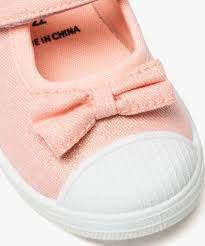 Alors les babies en cuir avec une fermeture à boucle est un classique. Tennis Bebe Fille En Toile Facon Babies A Scratch Gemo