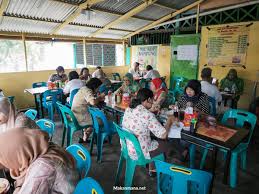 Dilengkapi dengan bahan pelengkap yg membuat mie sopnya. Sensasi Makan Mie Sop Kampung Diatas Got Bamboe Cafe Makanmana