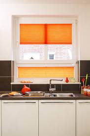 plissee in kuche indes fuggerhaus sunlife jalousien lamellen vorhang flachenvorhang