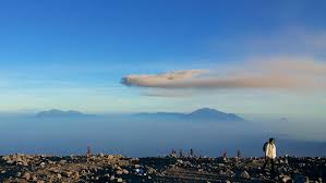 Pendakian gunung semeru ditutup karena beberapa faktor pertimbangan khusus. Puncak Mahameru Bentang Alam Spektakuler Januari 2021 Travelspromo