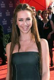And The Middle Parted Fishtail Variant Oftentimes With Hair Clips Jennifer Love Hewitt Body 90s Hairstyles Jennifer Love Hewit
