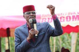 Kwenye picha ambazo alipakia kwenye mitandao ya kijamii, magari yanaonekana yakiwa yamekwama kwenye matope na kuwalazimu wasafiri kutumia njia mbadala Lhk2rtx8f6k74m