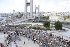 La veille, les coureurs ont eu droit à une première étape difficile avec une arrivée accidentée. Tour De France 2018 Dan Martin S Impose Au Sommet A Mur De Bretagne