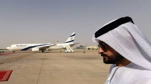 Dia kemudian datang ke israel yang meminjamkan alat anti serangan rudal dari darat ke udara itu untuk dipasang pada pesawat kepresidenan. Foto Momen Bersejarah El Al Pesawat Israel Pertama Yang Mendarat Di Abu Dhabi Serambi Indonesia