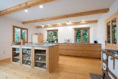 Eine Kuche Zum Wohlfuhlen Mit Schlichten Glatten Fronten Aus Einer Gedampften Und Gebursteten Fichte Wohlfuhlen Einfaches Haus Haus