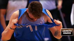 Dieses statement edition swingman jordan trikot ist mit der nummer 77 und dem spielernamen doncic dekoriert. Nba Luka Doncic Von Den Dallas Mavericks Zerreisst Sein Trikot Us Sport Bild De