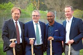 Crdb bank plc is an african bank and a leading financial services provider in tanzania with the bank was established in 1996 and was listed on the dar es salaam stock exchange (dse) in june. Sie Legten Hand An Von Links Karl Josef Prothmann Bw Bank Albstadt Ebingen Hubert Bernhard Vorstand Stiftung St Franziskus Cacau Schirmherr Der Spendenaktion Und Stefan Guhl Designierter Vorstand Stiftung St Franziskus Schwarzwalder Bote