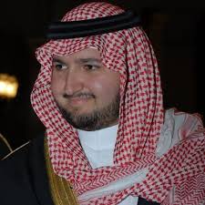 الوليد بن طلال، حفيد مؤسس المملكة العربية السعودية الملك عبد العزيز آل سعود لا يتبوأ أي منصب حكومي، إلا أن محفظته الاستثمارية جعلته صوتا مؤثرا داخل بلده، إذ تُقدّر ثروته الشخصية بحسب ما ذكرت مجلة فوربس بحوالي 17 مليار دولار. Ø¹Ø¨Ø¯Ø§Ù„Ø¹Ø²ÙŠØ² Ø¨Ù† Ø·Ù„Ø§Ù„ Aaziztalal Twitter