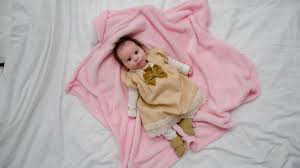 O que significa sonhar com roupa de bebê: Entenda agora! - Molekada