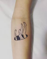 186 Likes 8 Comments Moyaratatuaria On Instagram So O Buraco Da Doidera Tattoos Pictures Simplistic Tattoos Minimalist Tattoo Subtle Tattoos