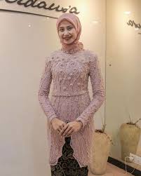 Kebaya yang sangat mewah ini cocok sekali digunakan untuk acara lamaran atau acara wisuda. Model Baju Brokat Elegan Gaya Hunting