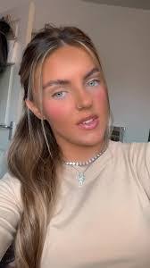 Elisa Patterson's Instagram, Twitter & Facebook