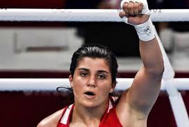 9 yıl önce küçük kardeşi için spora başladı. Bgakdnj15znywm