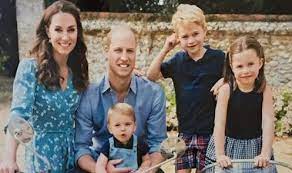 Will and kate pose with. 6 Things You Missed About The Royals Christmas Card Photo 2019