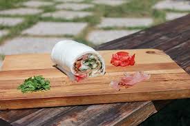 Stendete sul piano di lavoro il rotolo di mozzarella. Sfoglia Di Mozzarella Farcita Sfoglia Di Mozzarella Ripiena Di Prosciutto Crudo Rucola E Pomodorini Picture Of Caseificio Bufale Arco Felice Tripadvisor