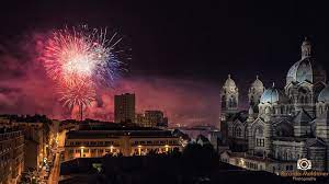 Ce soir aura lieu le majestueux spectacle du feux d'artifice tiré le feu est donc tiré en grande partie depuis des barges situées dans le vieux port, mais aussi depuis le fort d'entrecasteaux et de notre dame de la garde. Le Programme Des Festivites Du 14 Juillet 2018 A Marseille Made In Marseille