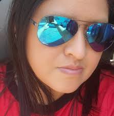 Respect Mujer Lustradora de Coban 👏 Ella si es una mujer luchona señores;  no podrá presumir uñas impecables en las redes sociales, pero si podrá  presumir ante su familia y ante la