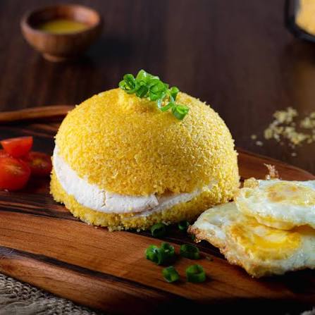 Cuscuz com ovo e queijo