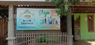 Lalu di restoran cepat saji juga mulai menerapkan pembatasan penggunaan sedotan plastik yang disinyalir juga sebagai penyumbang sampah plastik terbesar. Program Bank Sampah Solusi Jitu Kurangi Sampah Plastik