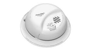 Around 400 people die each year in the united states alone from co poisoning, 4000 are hospitalized although electronic carbon monoxide detectors all look very similar, they work in a variety of different ways. First Alert Hardwired Carbon Monoxide Alarm With Battery Backup Co5120bn Youtube