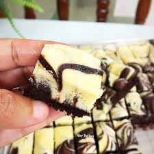 Spices journey 250 gm butter ( unsalted ) 1/2 cawan minyak jagung 2 sudu besar serbuk koko 200 ml natural yougurt 1 1/4 cawan gula caster 2 biji telur gred a 2 cawan tepung kek 1 sudu teh esen vanilla 1 sudu teh soda bikarbonate 1 sudu teh cuka atau lemon jus 1 sudu teh pewarna merah 58 Likes 0 Comments Resepi Mudah Resepimudahmy On Instagram Nak Lagi Resepi Follow Resepi Mudah Dan Vir Marble Cheese Resepi Brownies Cheese Brownies