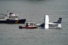 Hidroavião cai em rio em Nova York após ser atingido por onda durante pouso