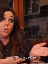 Dalla Suocera: Commedia di Favori e Regali