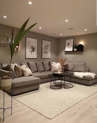 This formal living room is painted white and is brought to life by gold accents, seen in the light fixture, ottoman and artwork. Vusace Pa Twitter Pa Stueinnredning Twitter Stue Innredning Elegant Stue Stue Inspirasjon