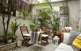 Liz Keiner Stadtgarten Steckt Voller Topfpflanzen Und Bequemer Stoffe Balcony Furniture Outdoor Furniture Sets Garden Room