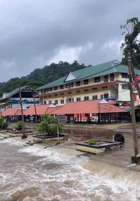 Heavy rainfall has caused the Pamba River to swell and flow in full spate. #Sabarimala #Kerala #Pampa