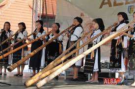 Pe parcursul istoriei ele au transmis prin intermediul sunetului şi ritmului, cântecul, dansul, jocurile populare, ceremoniile vieţii de familie, munca. Video Celularul De Pe Vremea StrÄƒmoÈ™ilor Povestea SpusÄƒ De Paraschiva Privighetoarea È›Äƒrii MoÈ›ilor In Glas De Tulnic Alba24