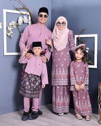 Mengenakan baju kurung ternyata bisa diartikan sebagai pemberian identitas bagi masyarakat melayu dan mengindikasi bahwa penggunanya berasal dari lingkungan masyarakat melayu pula. Baju Kurung Songket Amelia Kids Purple Muslimahclothing Com