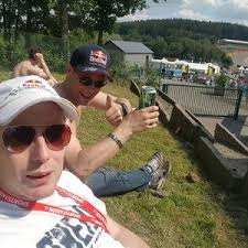 Sinds 21.00 trekken relschoppers door de stad en laten ze een spoor van vernieling achter. 1 37k On Twitter Den Bosch Rellen