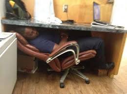 Berikut cara mengatur pola tidur yang baik. Foto 25 Gambar Aksi Aksi Tidur Di Tempat Awam Yang Paling Menggelikan Hati Berita Steady