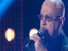 Con gli occhi bene aperti chiediamo un po' d'amore alla persona che vorremmo fare rimanere e ci facciamo male se la pressione sale; Enrico Ruggeri 5 Curiosita Sul Cantautore