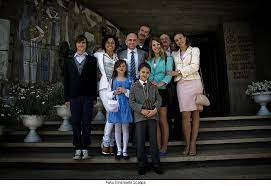 2 boys defend treasure town. Tutti Contro Tutti Jeder Gegen Jeden Der Arbeiter Agostino Lebt Mit Seiner Frau Anna Seinen Kindern Erica Und Lorenzo Seinem Schwager Sergio Dessen Frau Romana Deren Kindern Und Dem Griesgramigen Grossvater Rocco In Einem Kleinen