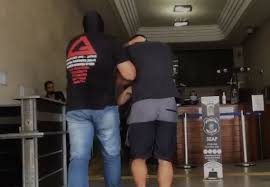 Ecko é considerado o maior miliciano do rio de janeiro. Rio Irmao De Miliciano Ecko Tenta Tomar Fuzil De Policial Ao Ser Preso Noticias R7 Rio De Janeiro