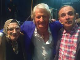 Ils sont désormais huit sur scène, accompagnés de toute une ménagerie. Chronique D Un Succes Annonce