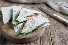 Le piadine vanno scaldate prima della farcitura. Come Cuocere La Piadina Precotta Consigli Utili E Suggerimenti Di Farciture