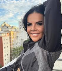 Look simples? Só se for na teoria. Esse vestido é aquele tipo de peça que  vai do shopping com as amigas ao jantar de última hora, só trocando os  acessórios (e a