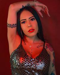 Discretamente conferindo a "validade" do desodorante Deteeeesto posar pra  foto pq não levo o menor jeito pra isso Mas o @mourao_fotografia arrasou e  realçou tamanha beleza e sedução (que eu ja carrego